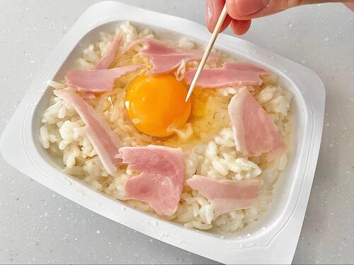 卵とベーコンを入れる