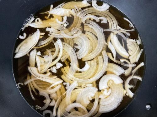 煮汁を作ったら玉ねぎを投入し、煮る