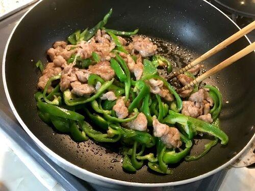 調味料を加えます