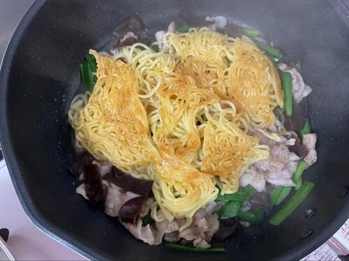 野菜と麺を、再度蒸し焼きに