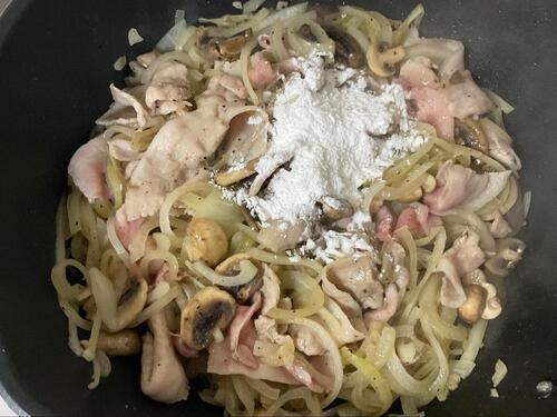 炒め玉ねぎに、豚こま肉を投入