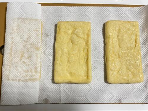 キッチンペーパーで水分や油を取り除く