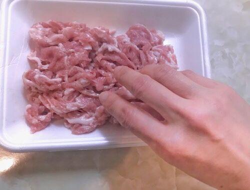 豚肉に下味をつけます