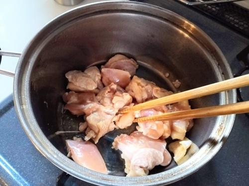 鶏肉を炒める