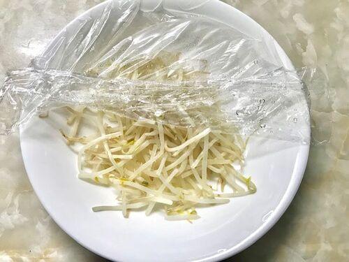 もやしをレンジで加熱します