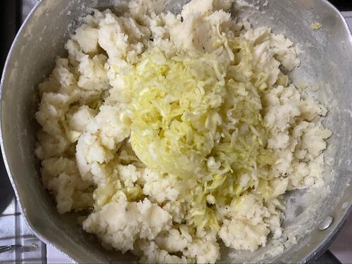 じゃがいもをつぶしたら、キャベツと玉ねぎを投入