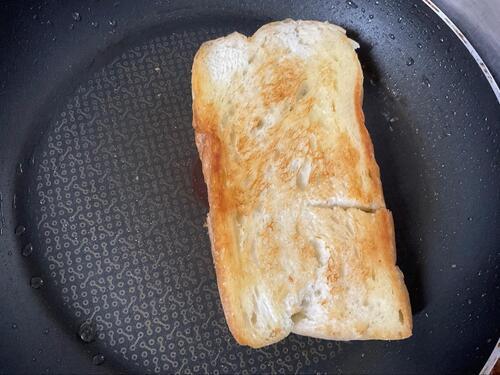 ひっくり返して残り8gのバターで片面を焼きます