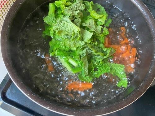 野菜を塩もみ、塩ゆでする