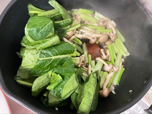 火が通ったら、豆板醤、葉を投入