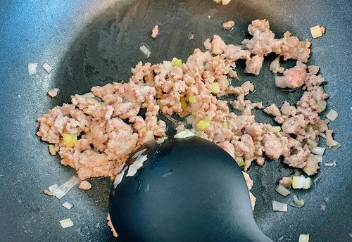 ひき肉を炒める