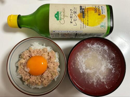 炊き立てのご飯に、ツナと卵黄をのせて、出来上がり