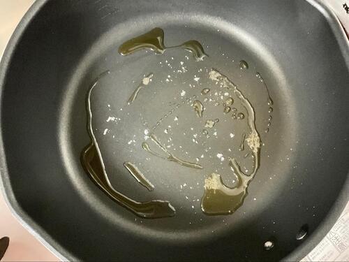 フライパンにごま油を引き、塩をパラパラばらまく