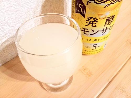 グラスに注いだ麒麟発酵レモンサワー