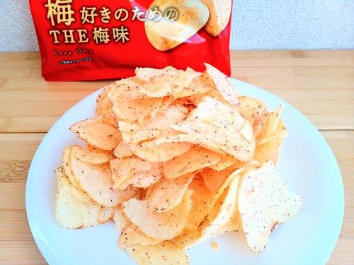 カルビーポテトチップス梅好きのためのTHE梅味をお皿に開けたところ