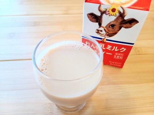 リプトンれん乳ミルクティーをグラスに開けたところ