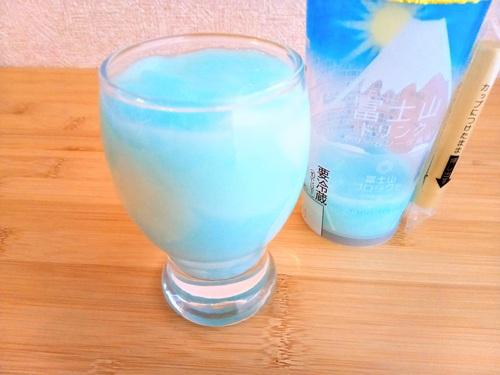 富士山ドリンククリームソーダ風味をグラスに開けたところ