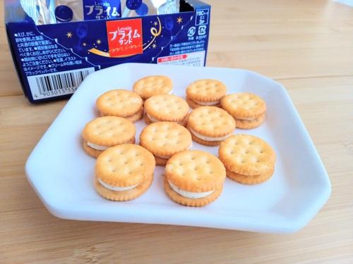 ヤマザキビスケット ルヴァンプライムサンドカマンベールペッパー味をお皿にあけたところ
