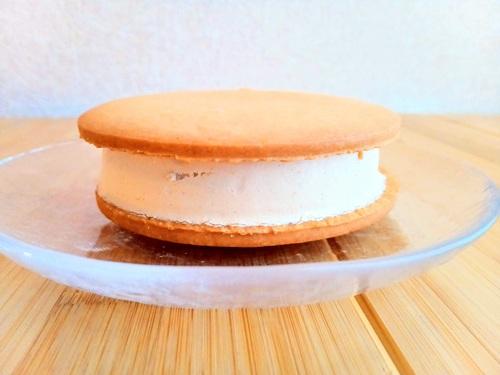 ウチカフェ アーモンドアイスサンドをお皿に開けたところ