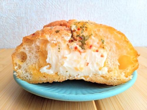 マヌルパンガーリック&クリームチーズのカット断面