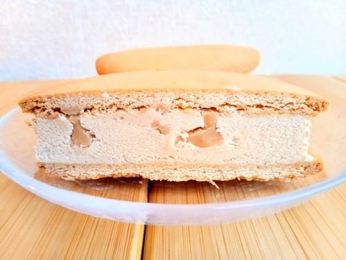 ウチカフェ アーモンドアイスサンドのカット断面