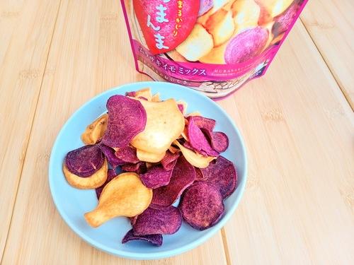 味覚糖さつまんまムラサキイモMIXをお皿に開けたところ