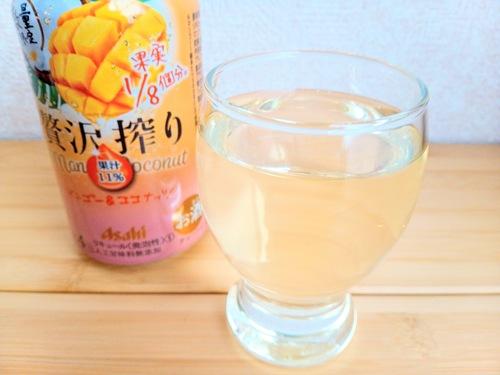 贅沢搾りマンゴー&ココナッツをグラスに開けたところ