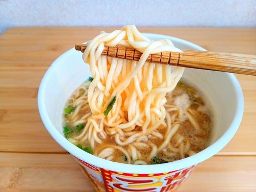 来来亭背脂こってりラーメンの調理後の麺