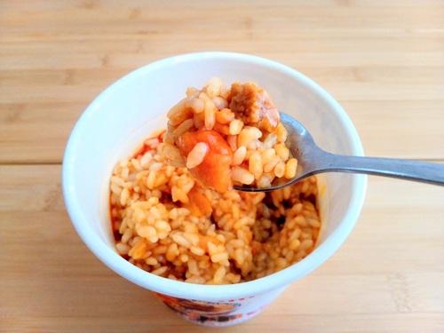 日清カップヌードル謎肉キムチ牛丼をスプーンで掬ったところ