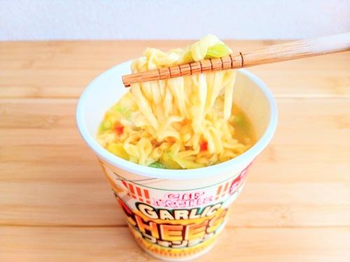 カップヌードルガーリックチーズフォンデュ味の麺