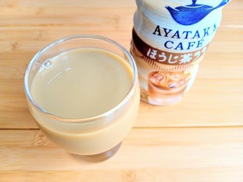 グラスに注いだ綾鷹カフェほうじ茶ラテ