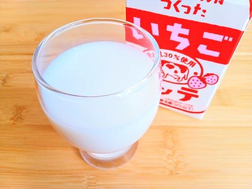 牛乳屋さんがつくったいちごラッテをグラスに注いだところ