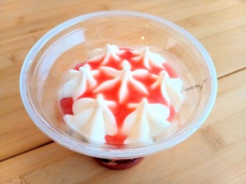 ウチカフェ苺アイスパフェの蓋をあけたところ