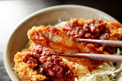 【ご当地】千切りキャベツが目印のソースかつ丼は〇〇名物！役立つ『どんぶりクイズ』に挑戦！