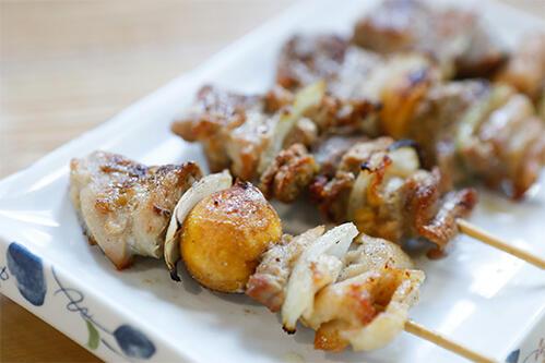 塩かタレかで８kcal違う？焼き鳥をヘルシーに食べるなら〇〇を選ぶべし！？役立つ『おつまみクイズ』に挑戦！