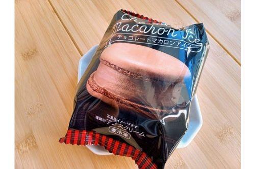 セブンイレブンの大好評マカロンアイスに定番チョコレート味が新登場！