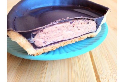 セブンのチョコタルトが贅沢な3層仕立てになって復活！ビターなチョコにとろける