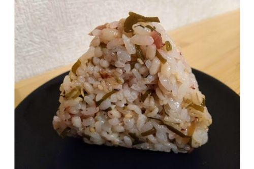 もち麦×梅こんぶのさっぱりおむすびで身体に必要な食物繊維をプラス！