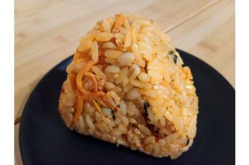 ピリ辛ジューシーな牛カルビビビンバがワンハンドで楽しめる？たったの135円！