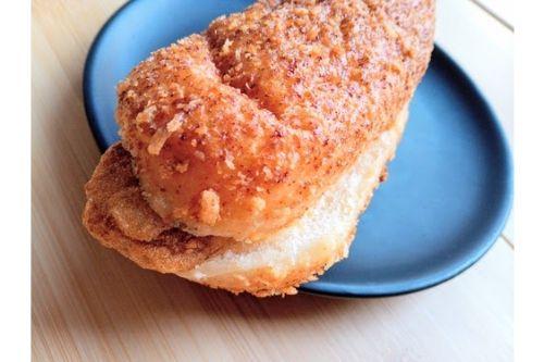 飛び出す竜田揚げ！？ガッツリ系総菜パンが食べやすいワンハンドで新登場！