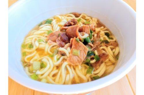 八重山そば処小松監修のカップ麺がファミマ限定発売！沖縄旅行気分をおうちで満喫