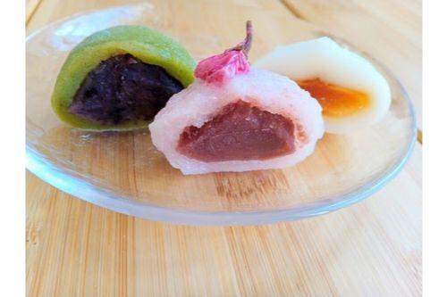春散歩のお供にいかが？ファミマの三食和菓子はキレイな春色の一口サイズ！
