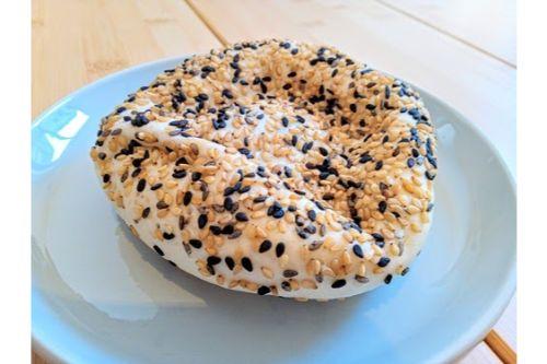もっちもちパン×シャキシャキサラダが合う～！根菜＆胡麻たっぷりヘルシーパン登場！