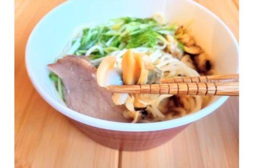 あさりの旨みたっぷり！ハーフサイズのラーメンだから朝もいけちゃう！