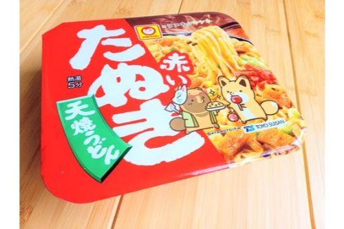 仲良したぬきときつねが目印！出汁ソースがきいた天焼うどんはセブン限定で発売中！