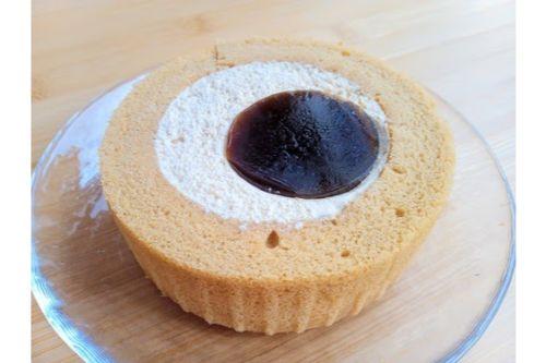 ギョロっと巨大な目！？ローソンの個性派ロールケーキは食べてもビックリなんです！