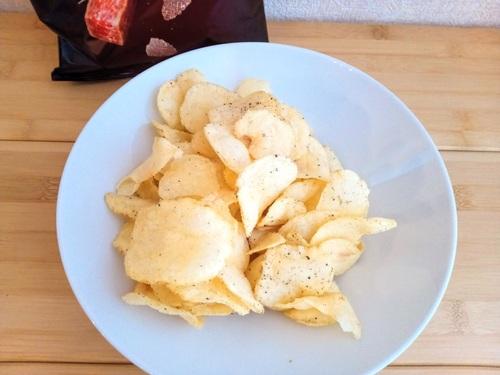 湖池屋ニッチリッチトリュフ&黒毛和牛をお皿に開けたところ