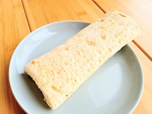 ブリトーモッツァレラ2倍トマトのマルゲリータをお皿に開けたところ