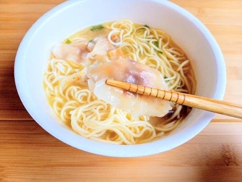 エースコック八雲監修の一杯ワンタン麺白醤油味のワンタン