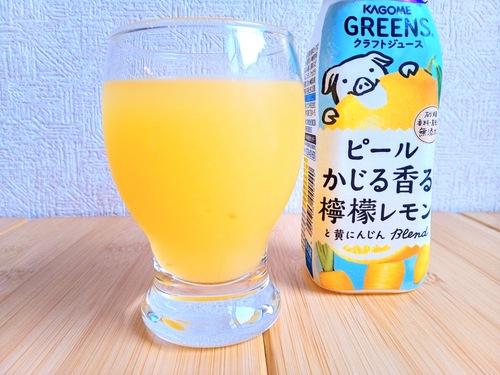 グラスに注いだＧＲＥＥＮＳ檸檬レモン