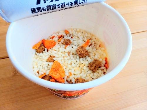 日清カップヌードル謎肉キムチ牛丼の蓋を開けたところ